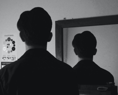 man in front of mirror representing schizoid personality